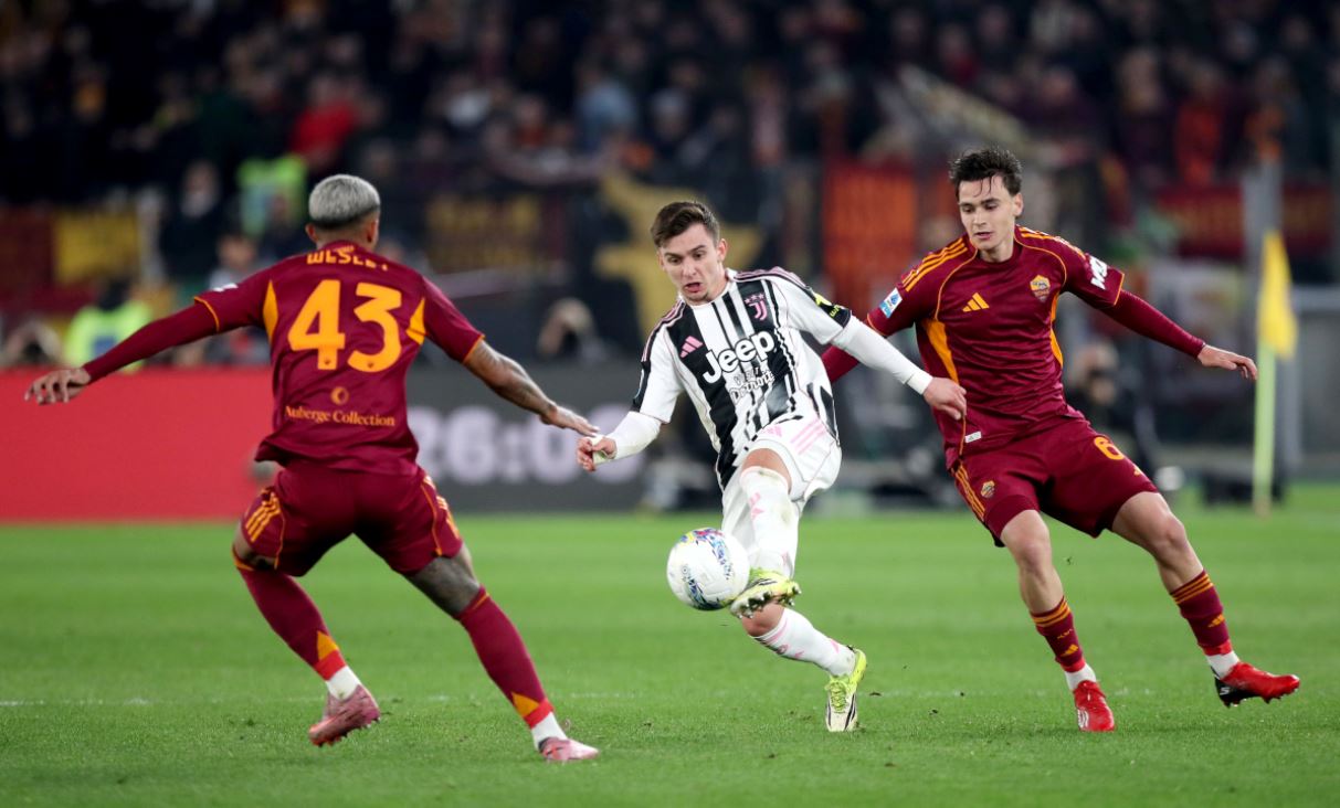 Penyerang Juventus Fransisco Conceicao berduel dengan para pemain AS Roma, dalam lanjutan Serie A.