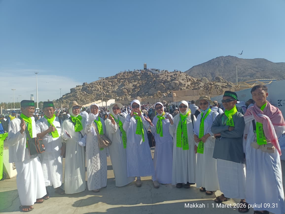 AMAN: Belasan jemaah Sindo Wisata Madiun mengikuti aktivitas ibadah umrah di Makkah, Senin (2/3), di tengah ketegangan geopolitik Timur Tengah. FOTO: ISTIMEWA