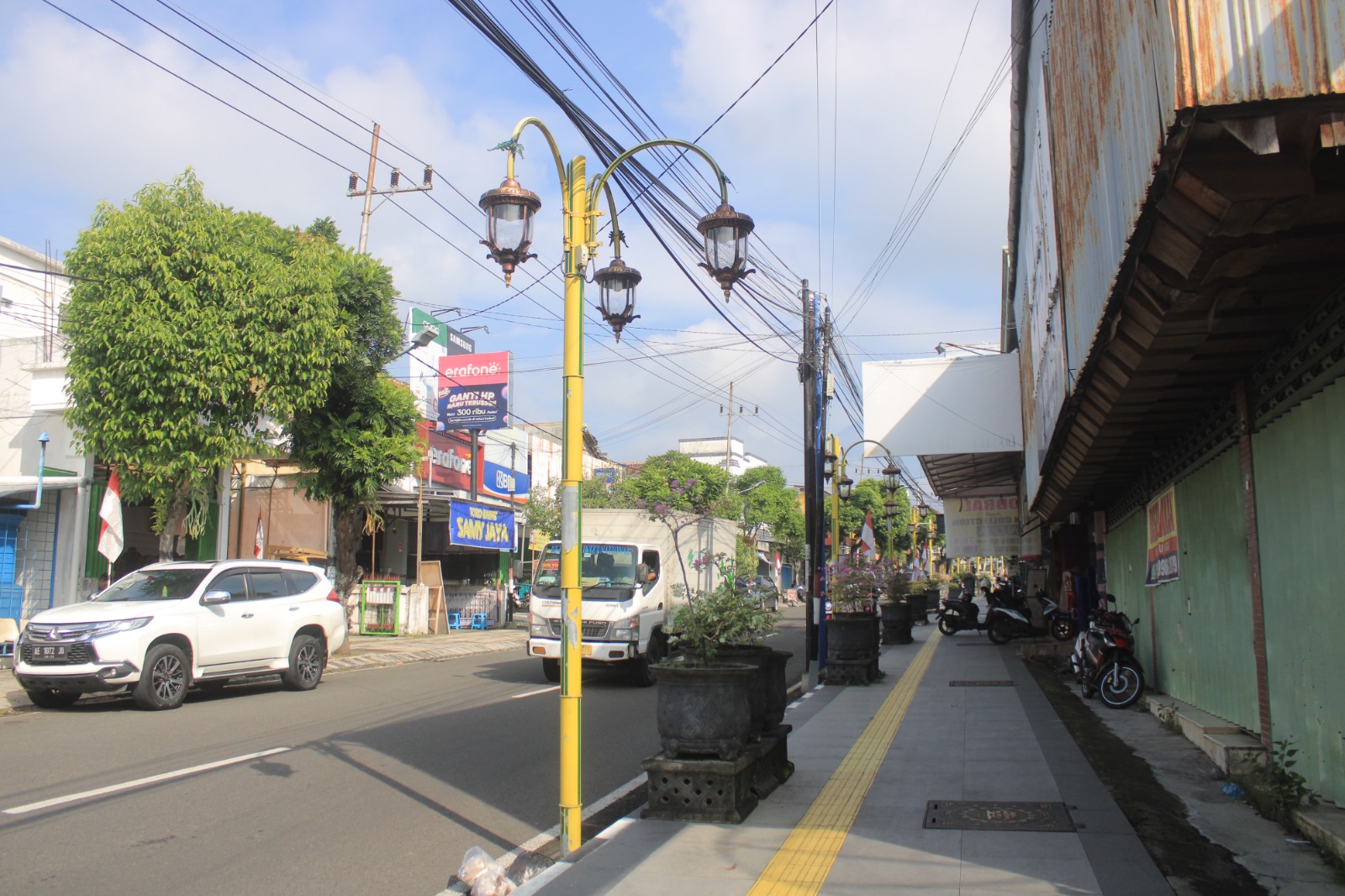 PENATAAN KABEL: Jaringan kabel udara semrawut di kawasan Kota Magetan mulai dirapikan secara bertahap dengan melibatkan delapan ISP. AJI PUTRA/RADAR MAGETAN