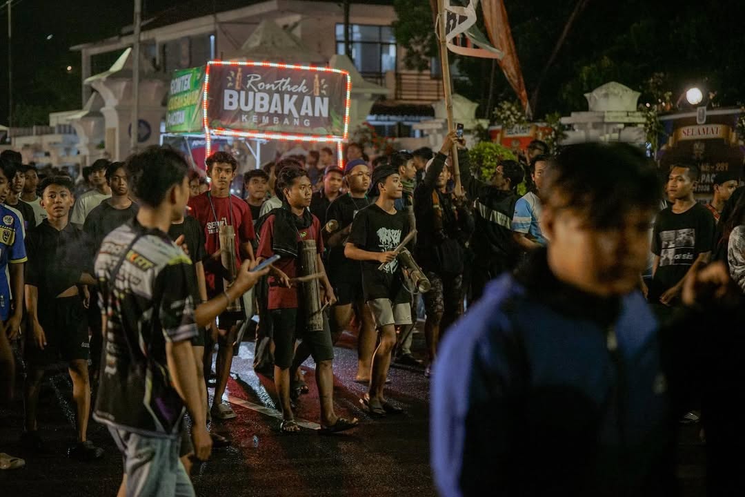 RONTEK RAMADAN: Warga Pacitan berkeliling kampung menabuh kentongan dalam tradisi rontek gugah sahur, Minggu dini hari (1/3).