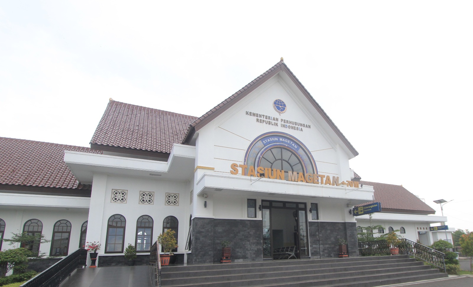 KLASIK: Tampilan depan Stasiun Magetan yang akan dilengkapi monumen lokomotif klasik sebagai ikon baru kawasan. FOTO: AJI PUTRA/RADAR MAGETAN