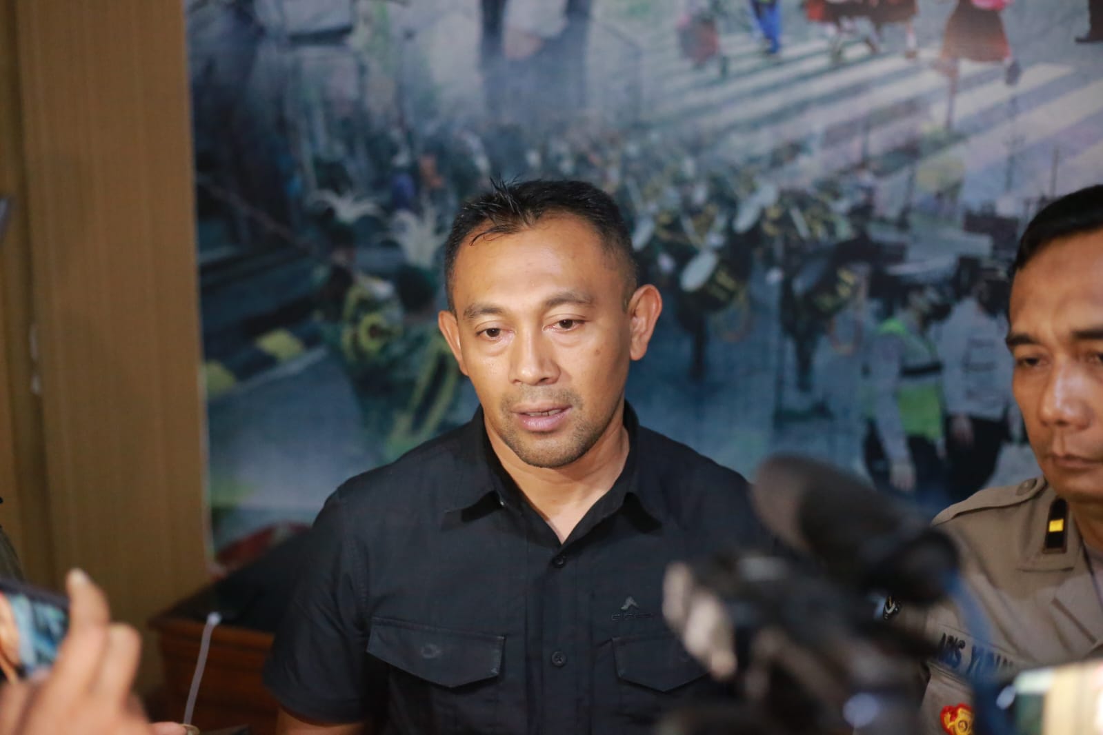 Kasatreskrim Polres Madiun Kota AKP Agus Riyadi memberikan keterangan terkait upaya mengamankan tiga terduga pelaku penipuan pengurusan dapur MBG, Selasa (3/3) malam. BAGAS BIMANTARA/RADAR MADIUN