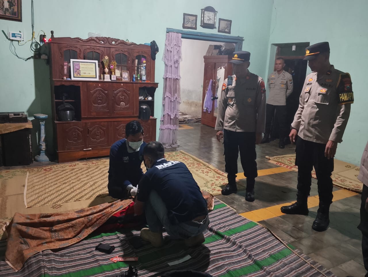 EVAKUASI: Petugas Polsek Kebonsari melakukan olah TKP dan evakuasi jasad korban di Desa Krandegan, Kecamatan Kebonsari. FOTO: ISTIMEWA