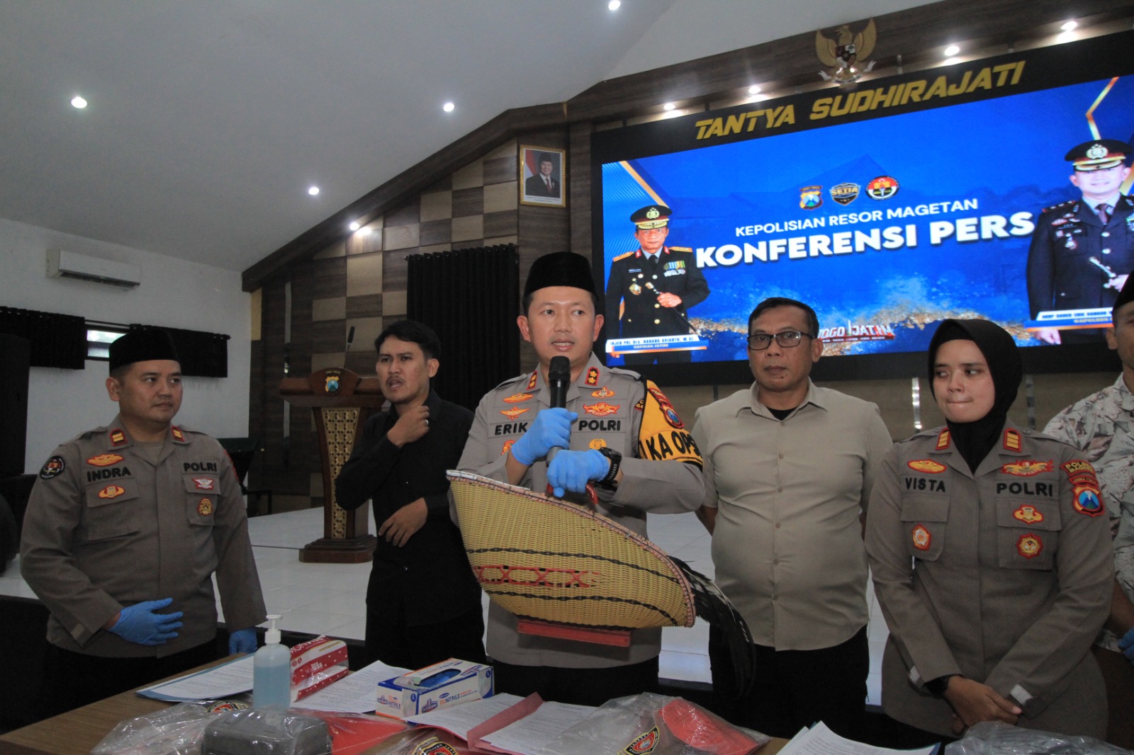 BARANG BUKTI: Kapolres Magetan menunjukkan barang bukti hasil penggerebekan arena sabung ayam di Maospati. AJI PUTRA/RADAR MAGETAN