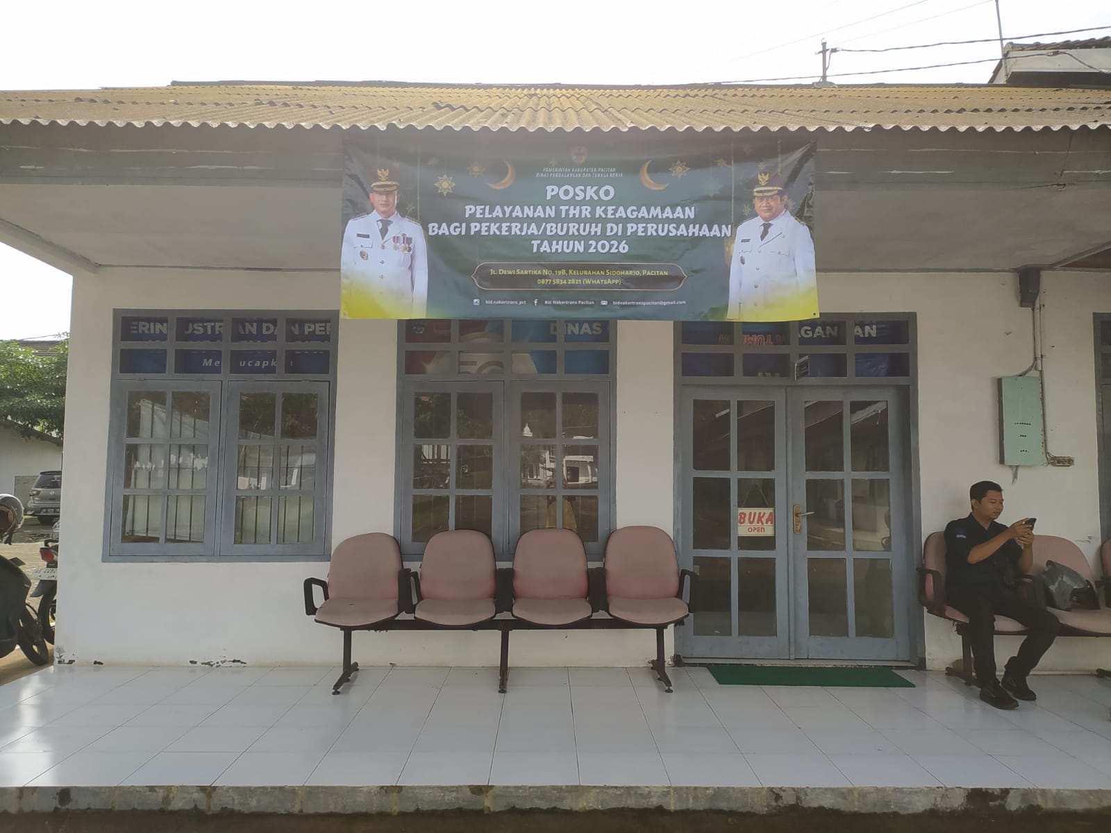 ANTISIPASI THR: Pemkab Pacitan membuka posko pengaduan untuk memastikan perusahaan membayar THR pekerja sesuai ketentuan. NUR CAHYONO/RADAR PACITAN