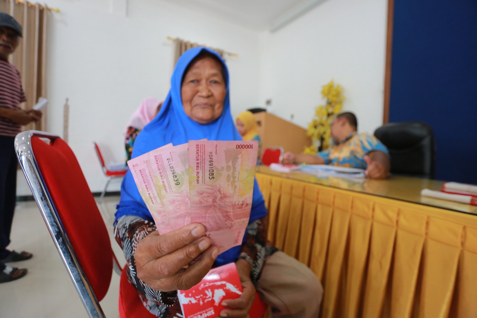 Ilustrasi bansos. (BAGAS BIMANTARA/RADAR MADIUN)