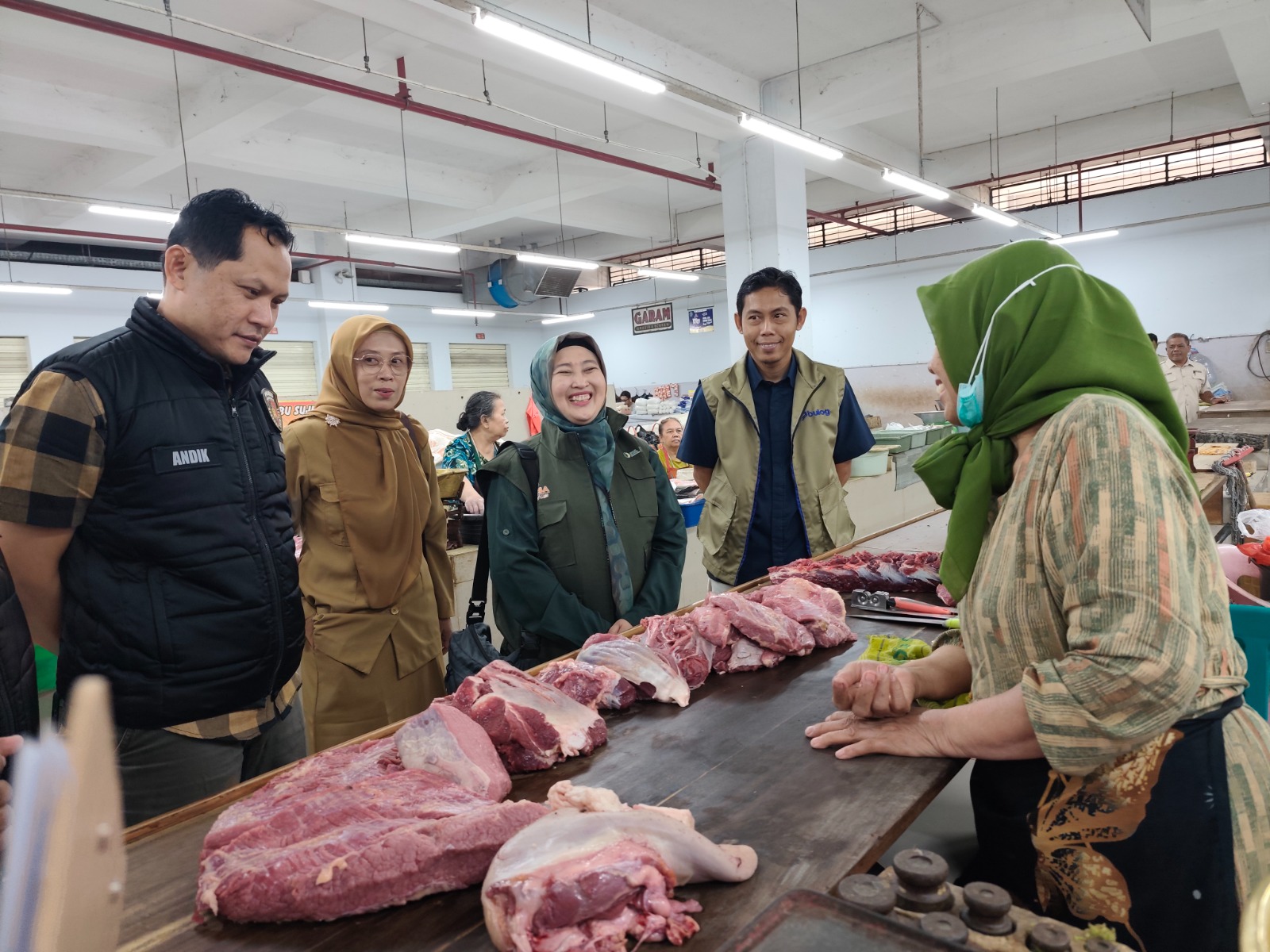 SIDAK PASAR: Bapanas meninjau langsung harga bahan pokok di Pasar Legi Ponorogo untuk memastikan stabilitas pangan menjelang Lebaran. SUGENG DWI N/RADAR PONOROGO