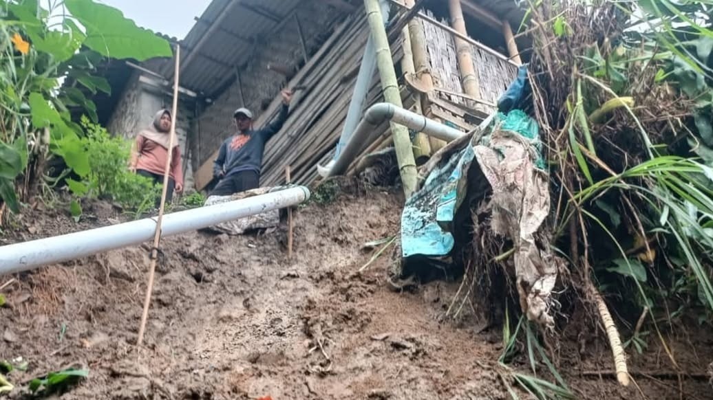 TEBING LONGSOR: Tebing di Plangkrongan, Kecamatan Poncol, Magetan longsor setelah diguyur hujan deras berjam-jam. FOTO: BPBD MAGETAN