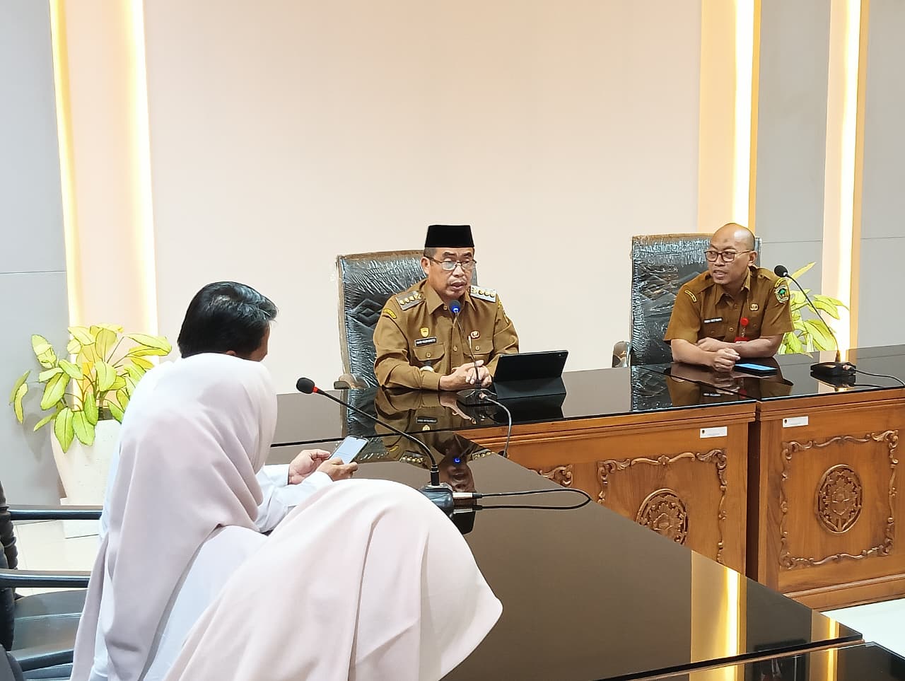 KOORDINASI: Bupati Madiun Hari Wuryanto menerima audiensi perwakilan BPJPH Provinsi Jawa Timur terkait rencana layanan sertifikasi halal di MPP Kabupaten Madiun. LODITYA FERNANDES/RADAR MADIUN
