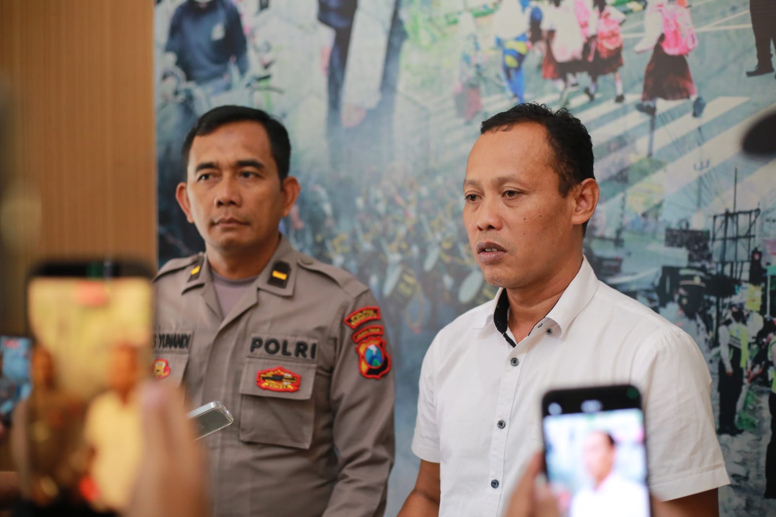 BARANG BUKTI: Polisi menunjukkan barang bukti sabu sekitar tiga ons hasil pengungkapan dua kasus peredaran narkoba di Madiun. BAGAS BIMANTARA/RADAR MADIUN