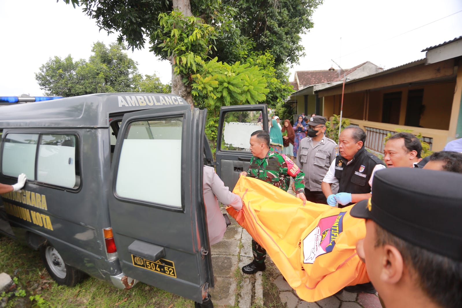 PENEMUAN JASAD: Petugas mendatangi rumah lansia di Manisrejo, Kota Madiun, yang ditemukan meninggal dunia di dalam kamar. BAGAS BIMANTARA/RADAR MADIUN