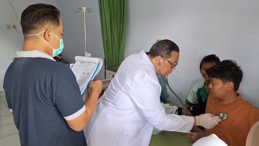 UJI LAB: Pemkab Ngawi mengungkap hasil uji laboratorium kasus keracunan santri di Ponpes Al-Hijrah yang menemukan bakteri pada dua jenis makanan. DOK RADAR NGAWI
