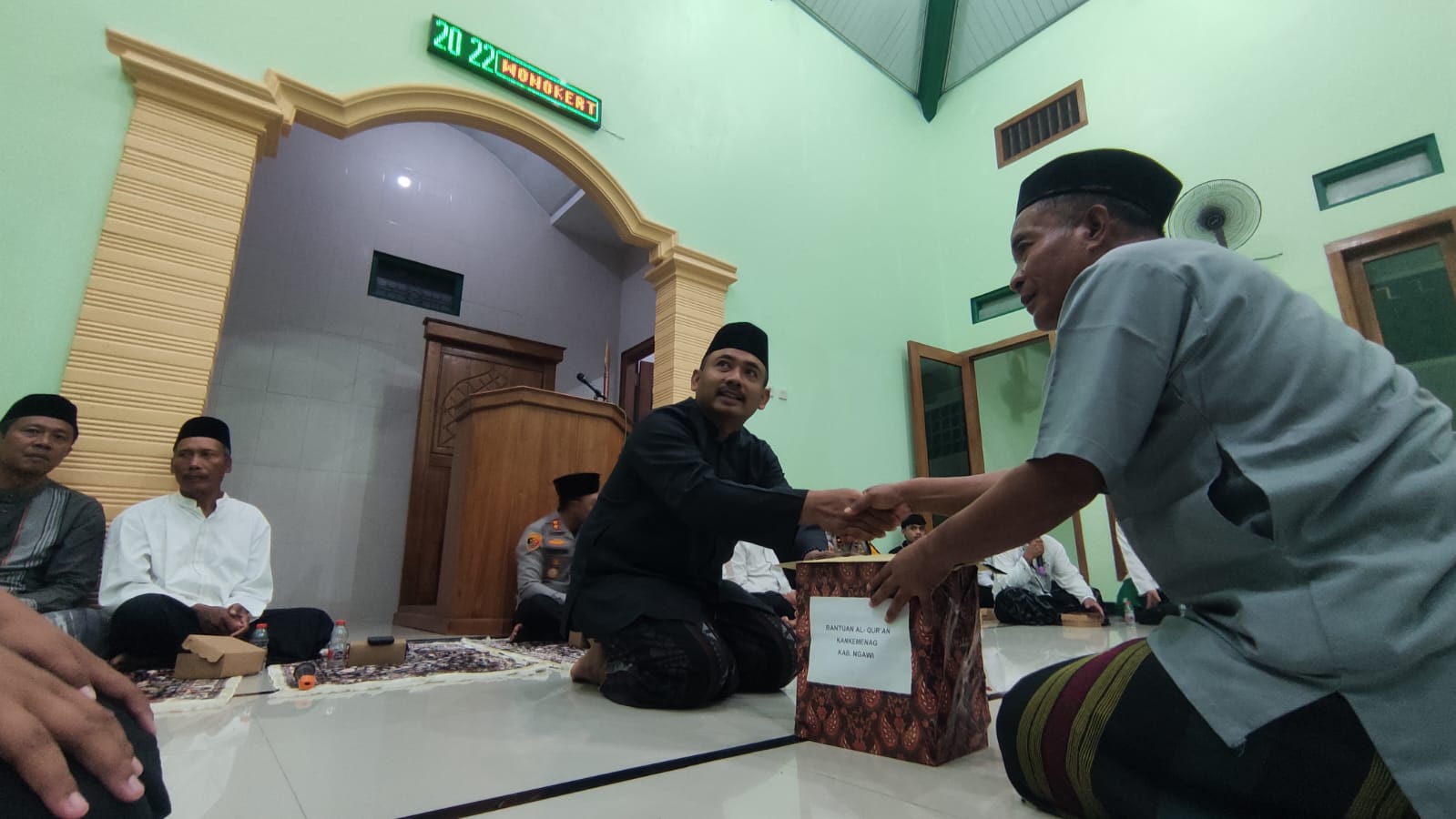  BANTUAN: Bupati Ngawi Ony Amwar menyerahkan sejumlah bantuan dalam kunjungan safari ramadan di masjid Baitul Rohim, Dusun Pudak, Desa Wonokerto, Kecamatan Kedunggalar.  
