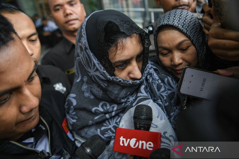 Bupati Pekalongan Fadia A Rafiq usai menjalani pemeriksaan di gedung KPK Merah Putih, Jakarta, Rabu (4/3). KPK resmi menahan Fadia Arafiq usai terjaring OTT.