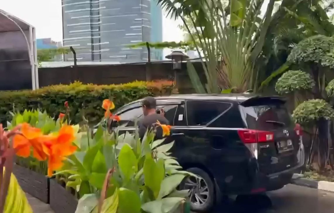 Mobil yang mengangkut Bupati Pekalongan Fadia A Rafiq tiba di Gedung Merah Putih KPK, Selasa (3/3).
