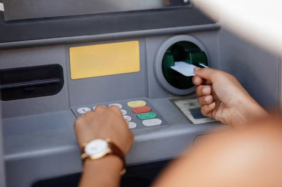  Beberapa ATM di Yogyakarta menyediakan pecahan Rp20 ribu yang cocok untuk menyiapkan amplop Lebaran.  