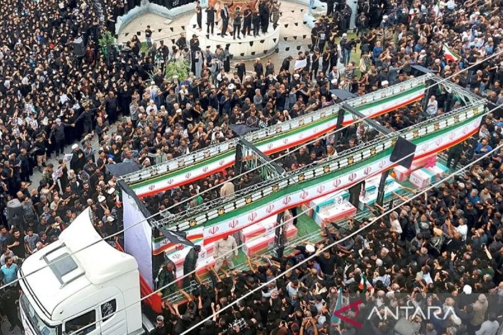 Warga berkumpul untuk upacara pemakaman massal bagi siswa dan anggota staf yang tewas dalam serangan Amerika Serikat-Israel terhadap sekolah di Minab, provinsi Hormozgan, Iran, Selasa (3/3/2026).