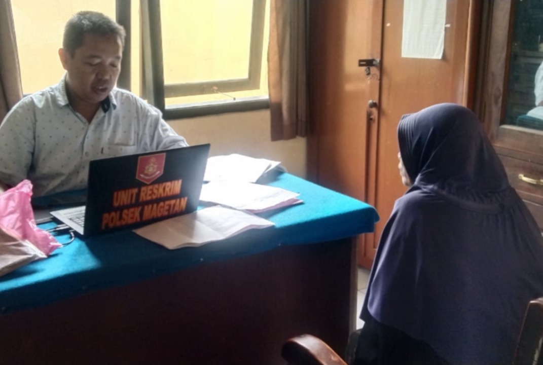 PENJAMBRETAN: Warga mengamankan pelaku penjambretan kalung emas milik lansia di Sukowinangun, Magetan.