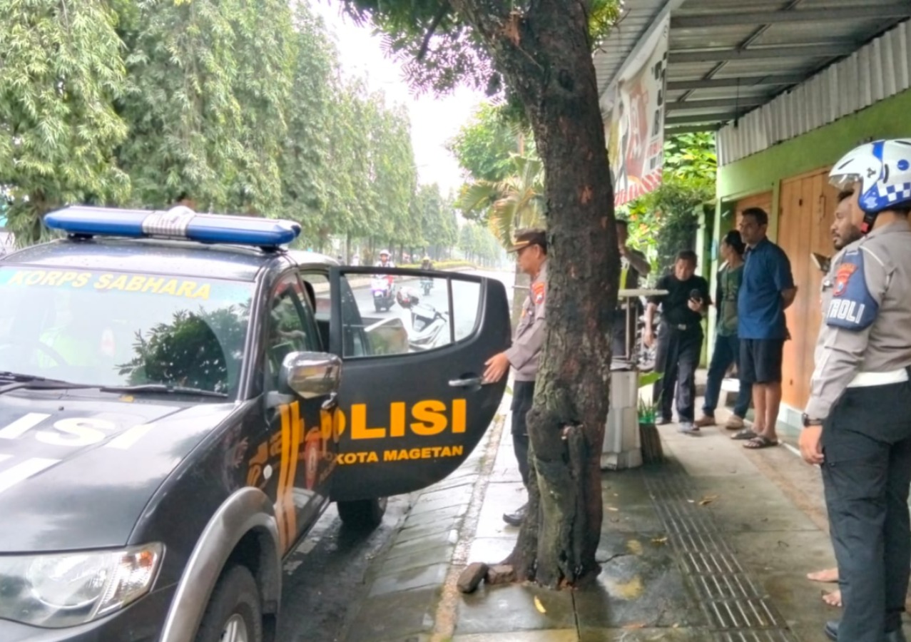 Pelaku diamankan polisi berikut barang bukti kalung emas dan perlengkapan yang digunakannya saat menjambret lansia di Magetan. FOTO: AJI PUTRA/RADAR MAGETAN
