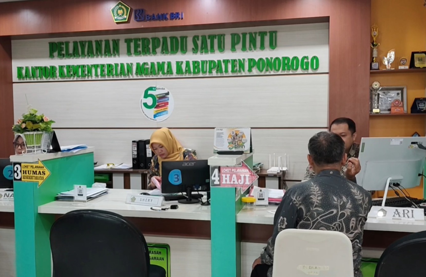 VERIFIKASI JEMAAH: Petugas KHU Ponorogo memverifikasi data calon jemaah haji dan umrah sebelum keberangkatan. SUGENG DWI N/RADAR PONOROGO