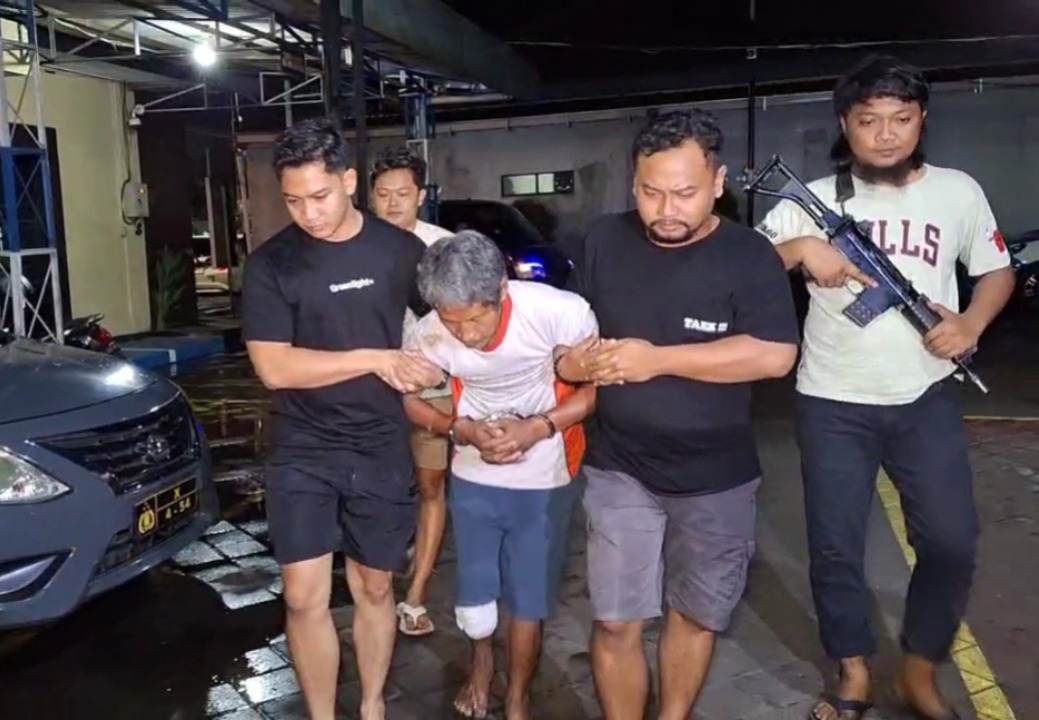 BURON DITANGKAP: Polisi mengamankan Samidi, buronan kasus pencurian uang dan motor di Ngawi yang ditangkap di Kediri. FOTO: ISTIMEWA