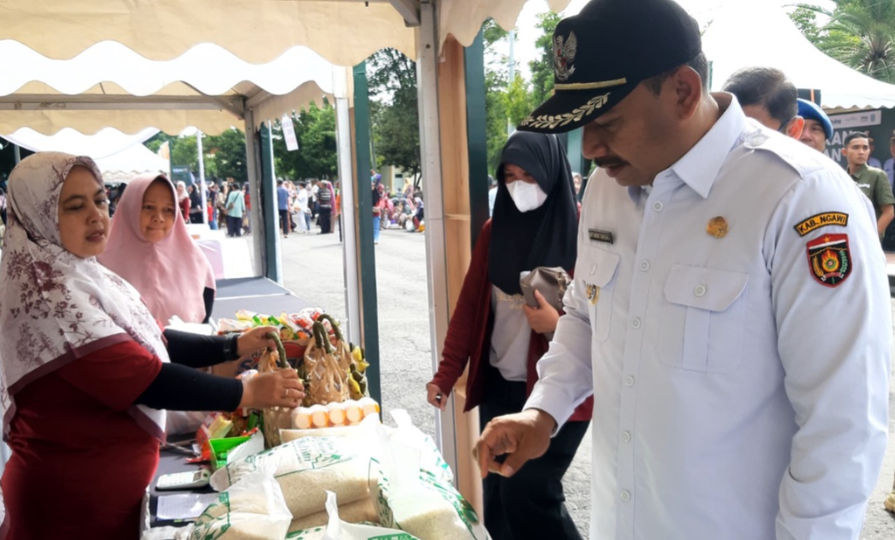 PASAR MURAH: Bupati Ngawi Ony Anwar Harsono memantau aktivitas jual beli dalam Gerakan Pangan Murah di Alun-Alun Merdeka. ASEP SYAEFUL/RADAR NGAWI