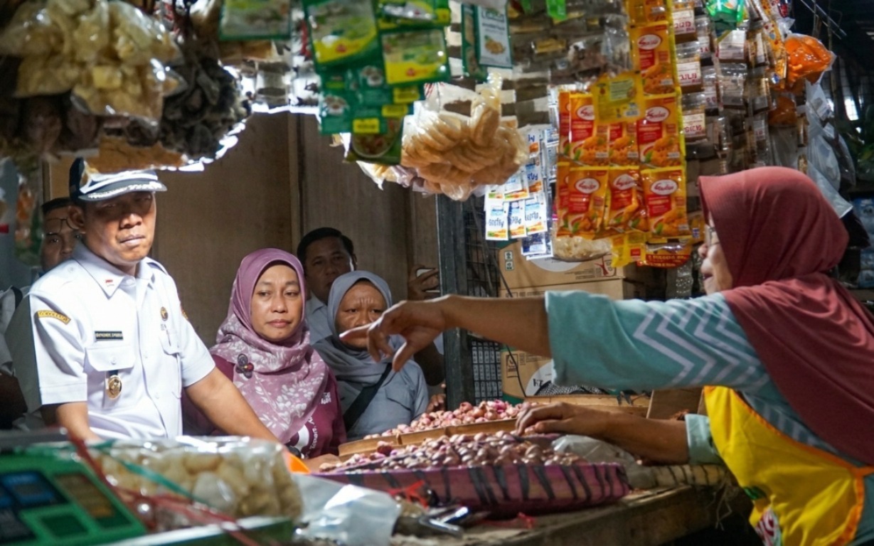 MONITORING PASAR: Wabup Ngawi Dwi Rianto Jatmiko bersama tim Badan Pangan Nasional memantau harga bahan pokok di Pasar Walikukun. ASEP SYAEFUL/RADAR NGAWI