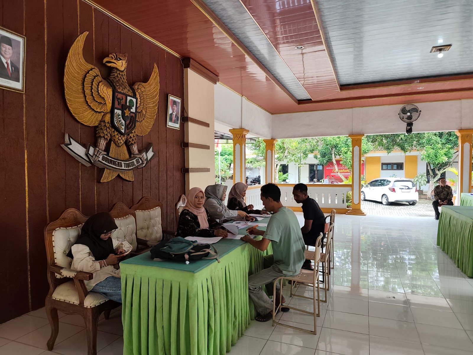 PENYALURAN BANSOS: Warga menerima bantuan PKH Plus di kantor kecamatan saat penyaluran bansos menjelang Lebaran. FOTO: ISTIMEWA