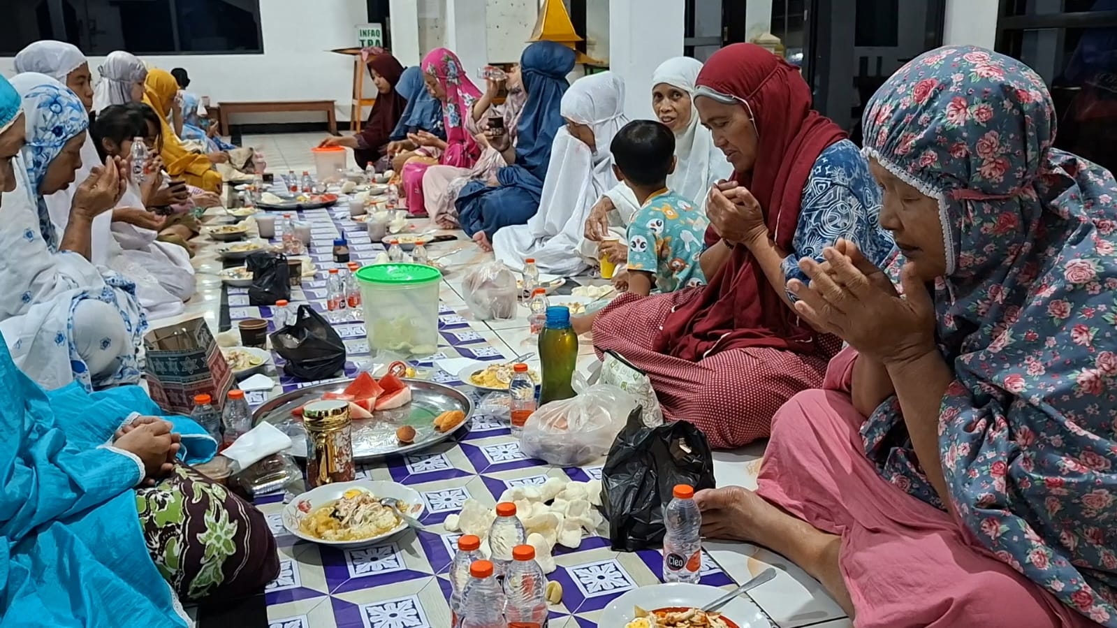 BERBAGI TAKJIL: Pengurus Masjid Jabal Rahmah Madiun menyiapkan menu berbuka puasa bagi warga dan musafir selama Ramadan. FOTO: BAGAS BIMANTARA/RADAR MADIUN
