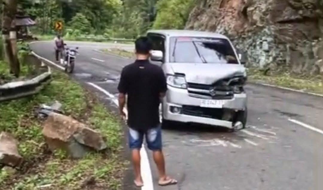 RAWAN BATU JATUH: Mobil Suzuki APV rusak setelah tertimpa batu dari tebing di jalur Pacitan&ndash;Ponorogo, Kecamatan Tegalombo.