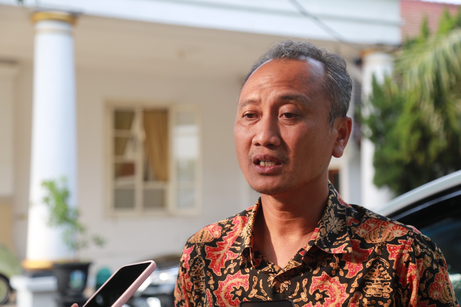 Kasatpol PP dan Damkar Kota Madiun Agus Purwo Widagdo memberikan penjelasan terkait oknum anggotanya yang terjerat kasus penipua. BAGAS BIMANTARA/RADAR MADIUN