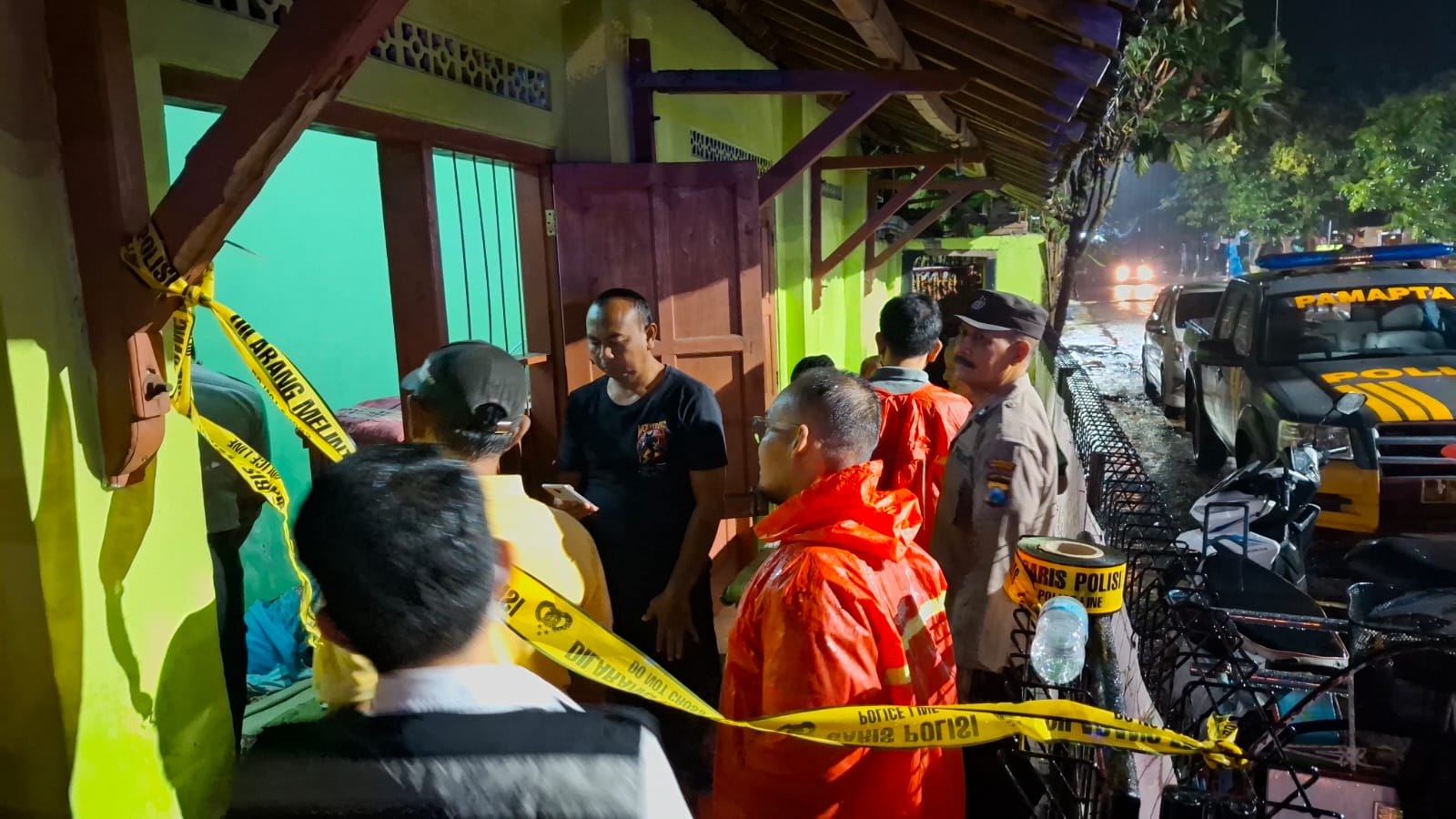 OLAH TKP: Polisi bersama TNI dan warga mengamankan lokasi ditemukannya seorang lansia meninggal di kamar kos Jalan Srilanka, Kartoharjo. FOTO: ISTIMEWA