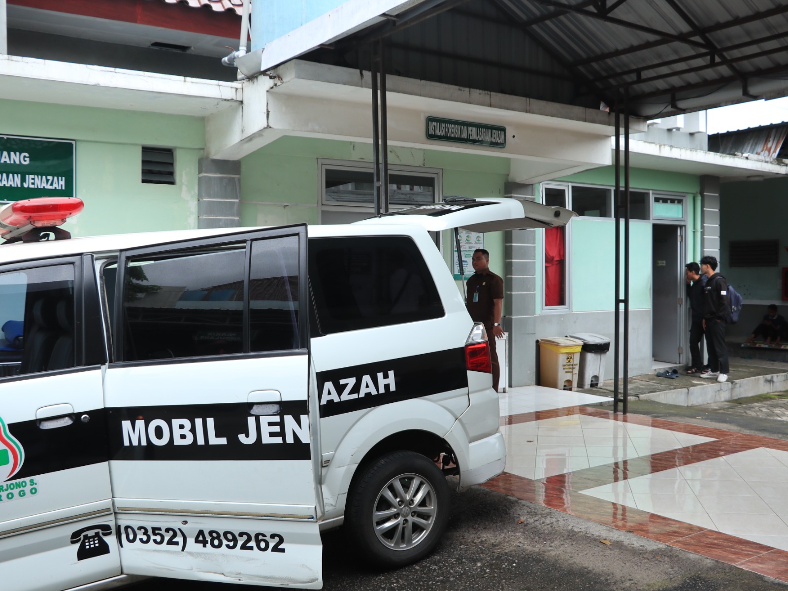PEMULASARAN: Petugas rumah sakit memulasarakan jenazah korban ledakan petasan yang meninggal setelah dirawat di ICU RSDH Ponorogo. SUGENG DWI N/RADAR PONOROGO
