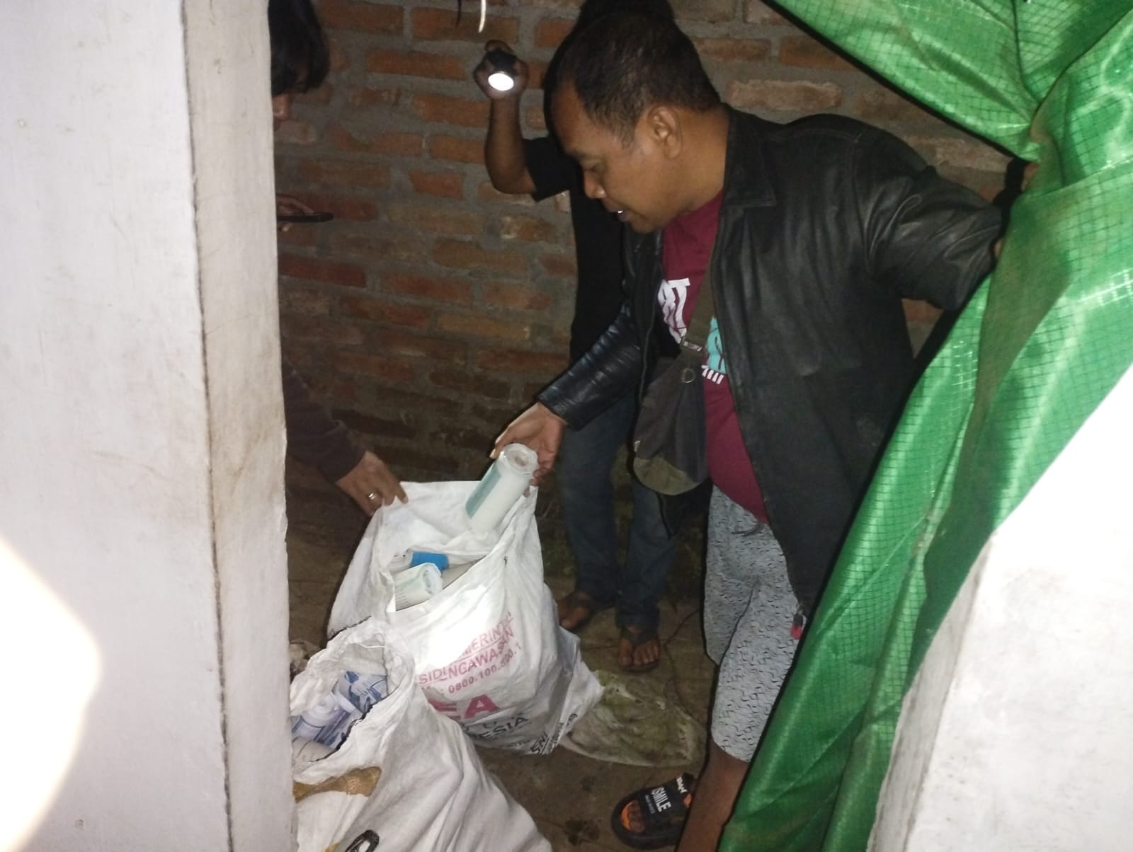 OPERASI PETASAN: Polisi mengamankan puluhan selongsong petasan dalam operasi pencegahan balon udara dan bahan peledak di Ponorogo. FOTO: ISTIMEWA