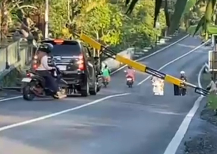 RUSAK LAGI: Portal pembatas kendaraan di jalur Sedeng Pacitan rusak setelah ditabrak truk bermuatan ayam. FOTO: TANGKAPAN LAYAR