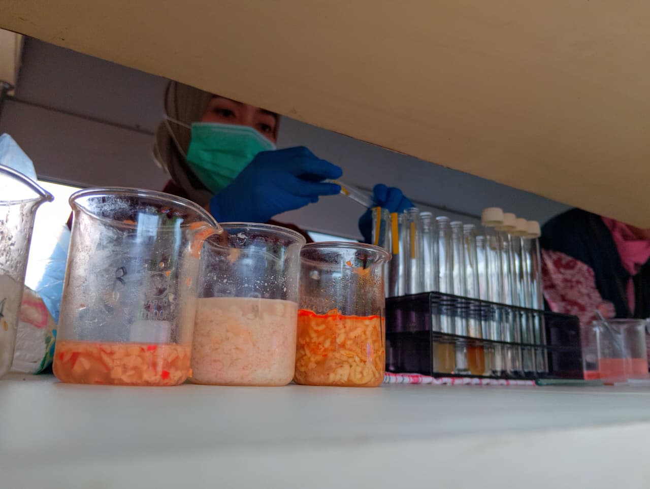CEK: Petugas BBPOM Surabaya melakukan pengujian sampel makanan takjil menggunakan laboratorium keliling di kawasan Alun-Alun Reksogati Caruban. LODITYA FERNANDES/RADAR MADIUN