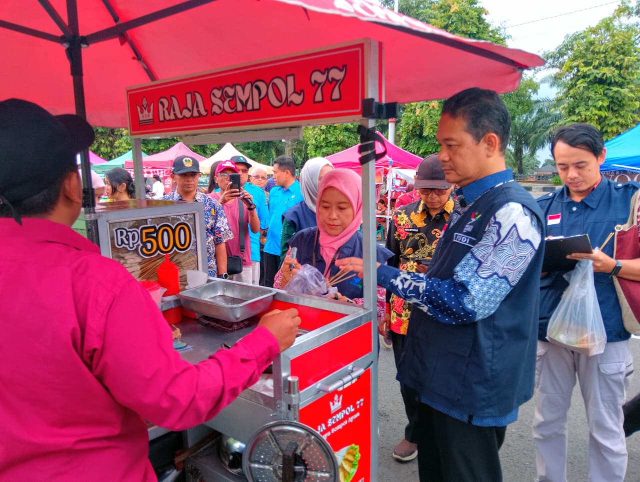 CEK: Petugas melakukan pengawasan makanan takjil di kawasan Alun-Alun Reksogati Caruban guna memastikan keamanan pangan selama Ramadan. LODITYA FERNANDES/RADAR MADIUN