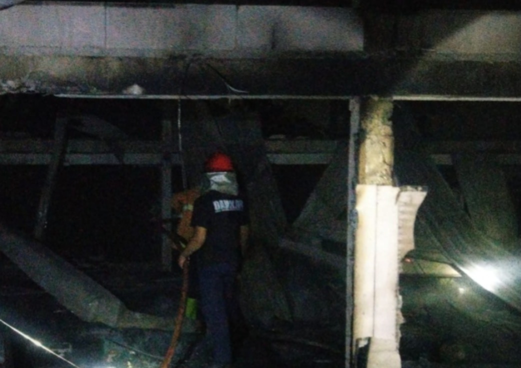 KEBAKARAN: Petugas Damkar memadamkan api yang membakar kandang ayam potong di Desa Wonosari, Kecamatan Sine, Ngawi. FOTO: ISTIMEWA