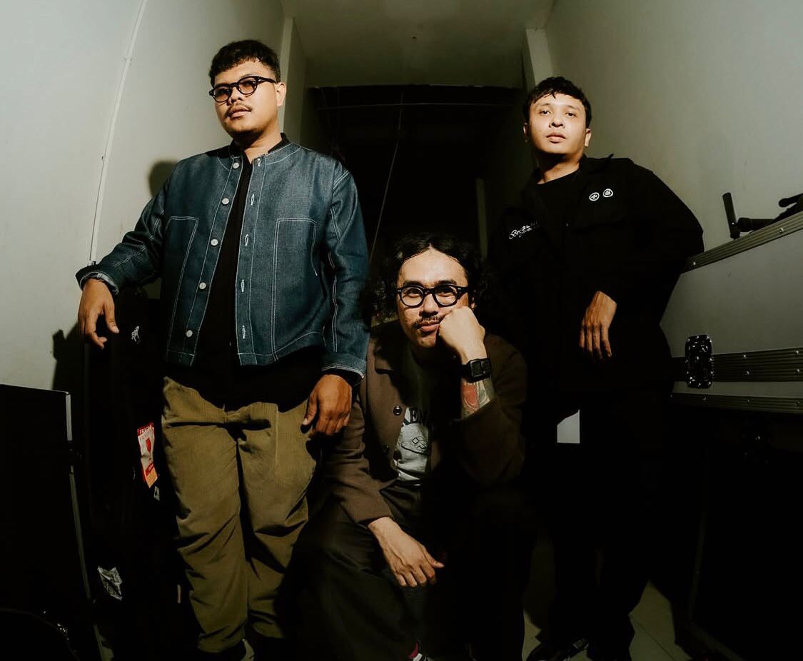 Trio emo Makassar, Beijing Connection, merilis single baru penuh nuansa kehilangan dan refleksi emosional.  