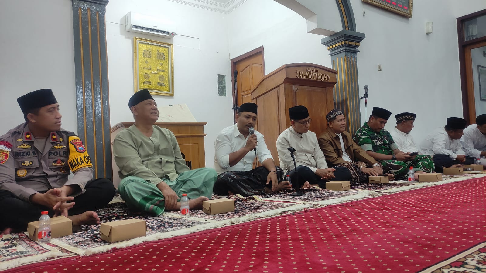 HANGAT: Bupati Ngawi Ony Anwar Harsono dalam Safari Ramadan di Masjid Al Muttaqin, Padas, Jururejo.  