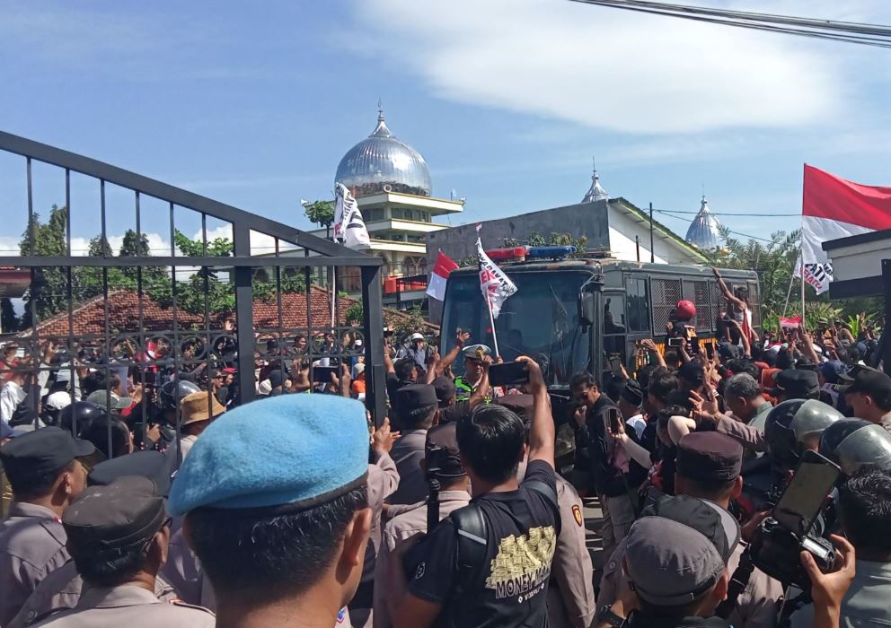 Massa mengerumuni mobil tahanan yang mengangkut Botok dan Teguh, dua aktivis yang menjalani sidang vonis di PN Pati, Kamis (5/3).