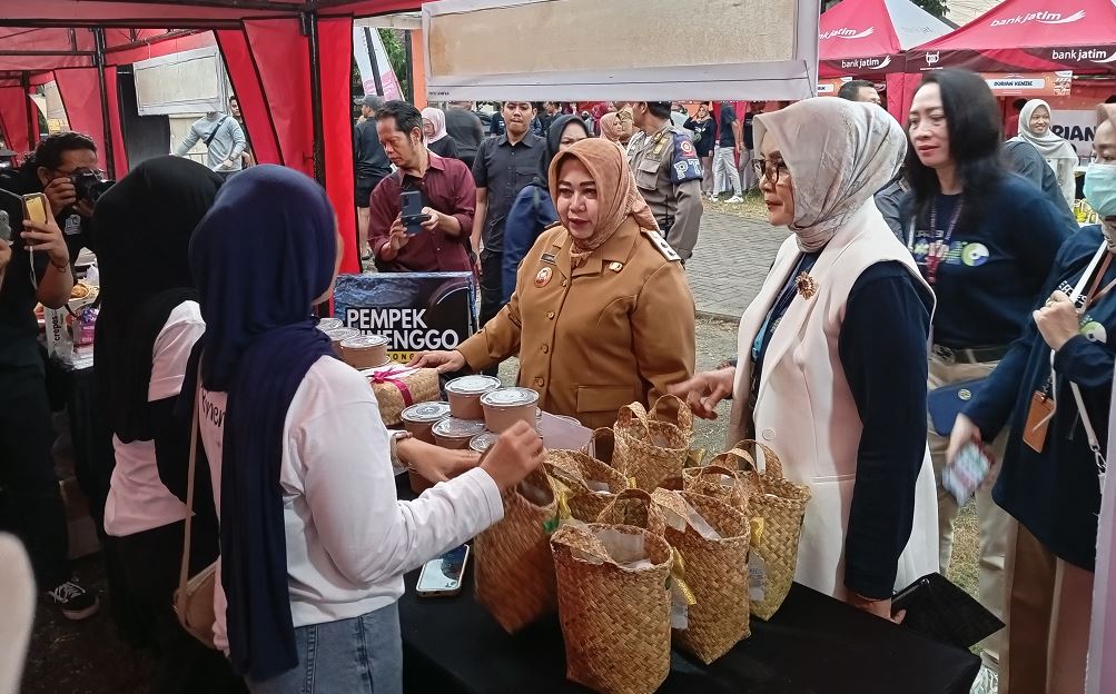 PELUANG BISNIS: Plt Bupati Ponorogo Lisdyarita bersama Pemimpin Bank Jatim Cabang Ponorogo Siti Herminingsih mengunjungi salah satu stan UMKM binaan.  