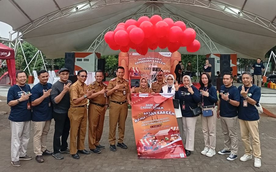 LAUNCHING: Plt Bupati Ponorogo Lisdyarita, Pemimpin Bank Jatim Cabang Ponorogo Siti Herminingsih saat melepas balon tanda dibukanya Bazar Murah UMKM Ramadhan Kareem 2026.  