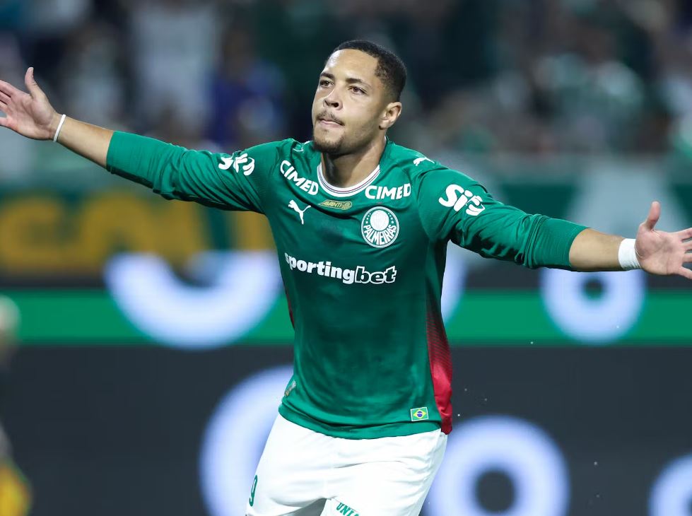 Vitor Roque, striker muda Brasil yang sempat gagal bersinar di FC Barcelona, kini kembali menjadi sorotan setelah tampil menggila bersama SE Palmeiras. 