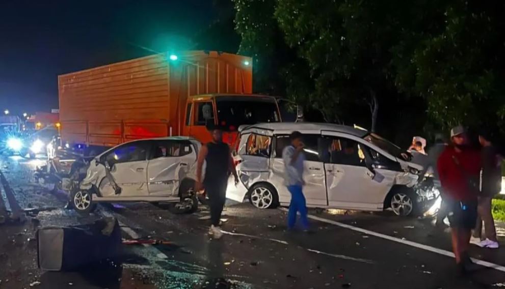 Kecelakaan beruntun di Tol Cipularang arah Jakarta melibatkan 10 kendaraan dan sempat menutup seluruh lajur.