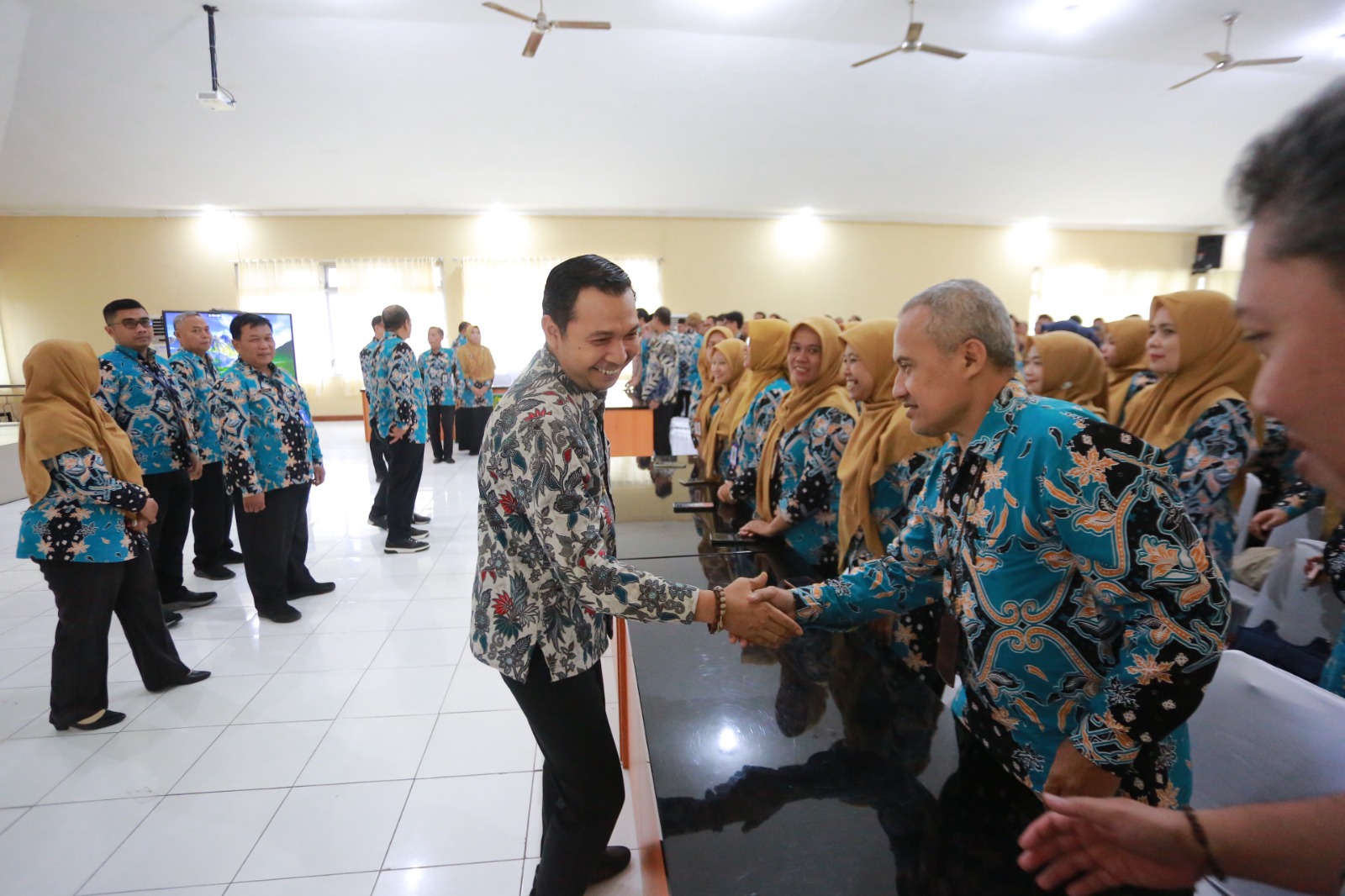 ARAH PEMBANGUNAN: Plt Wali Kota Madiun F Bagus Panuntun memberikan pembinaan kepada pegawai Kecamatan Taman terkait prioritas pembangunan daerah. BAGAS BIMANTARA/RADAR MADIUN