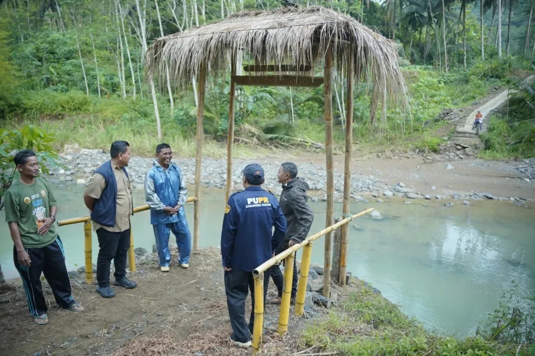 INFRASTRUKTUR: Bupati Pacitan Indrata Nur Bayuaji meninjau jembatan rusak akibat banjir di Kecamatan Sudimoro. FOTO: PROKOPIM PEMKAB PACITAN