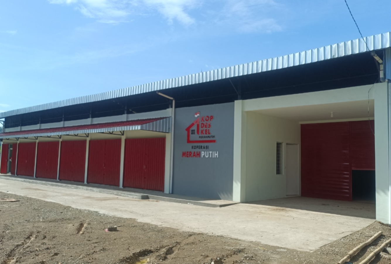 BANGUNAN BARU: Salah satu gerai Koperasi Desa Merah Putih di Pacitan yang telah rampung dibangun. FOTO: NUR CAHYONO/RADAR PACITAN