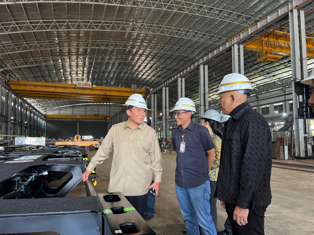 KUNJUNGAN: Anggota DPR RI Komisi VII Bambang Haryo Soekartono saat meninjau fasilitas produksi PT INKA di Kota Madiun.