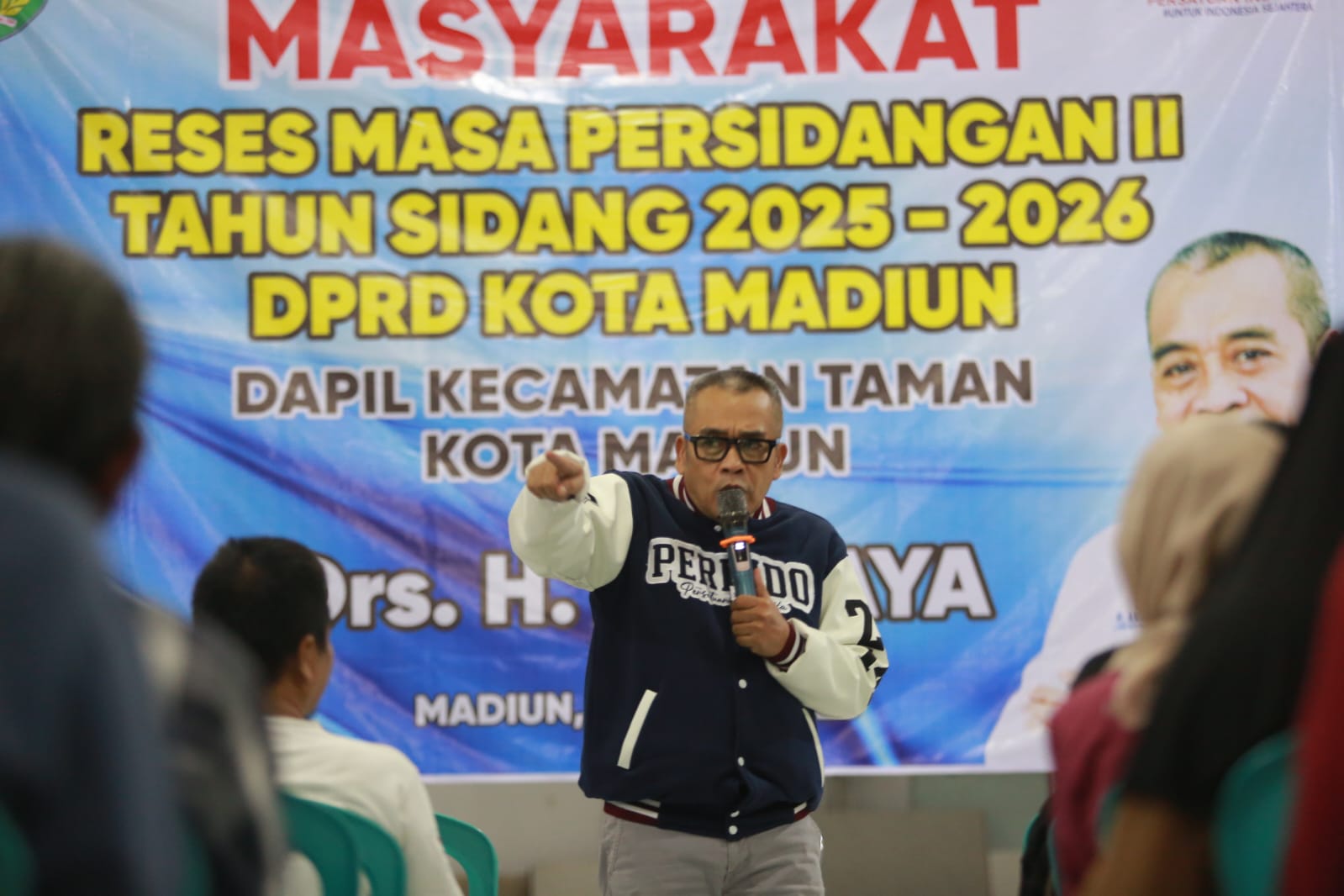 KELOLA SAMPAH: Ketua DPRD Kota Madiun Armaya menyoroti pentingnya pengelolaan sampah dari tingkat RT saat kegiatan reses. BAGAS BIMANTARA/RADAR MADIUN